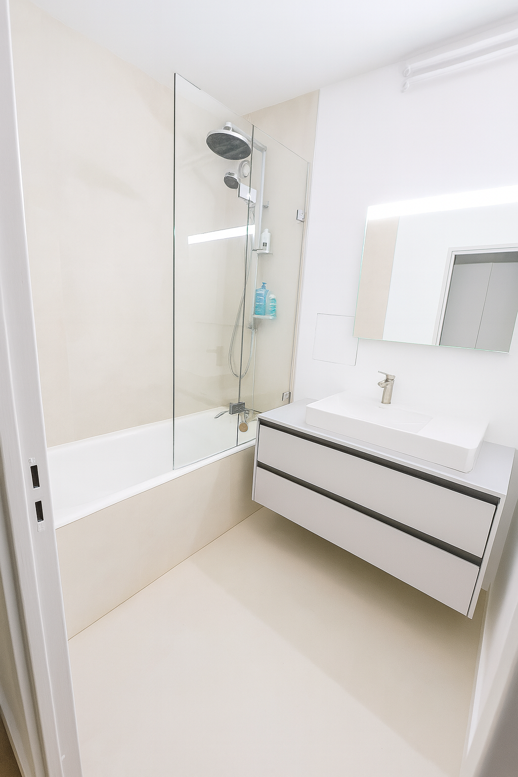 Salle de bain rénovée à Paris avec carrelage grand format Living Ceramics, meuble suspendu et paroi de douche en verre – MAKRENO rénovation intérieure
