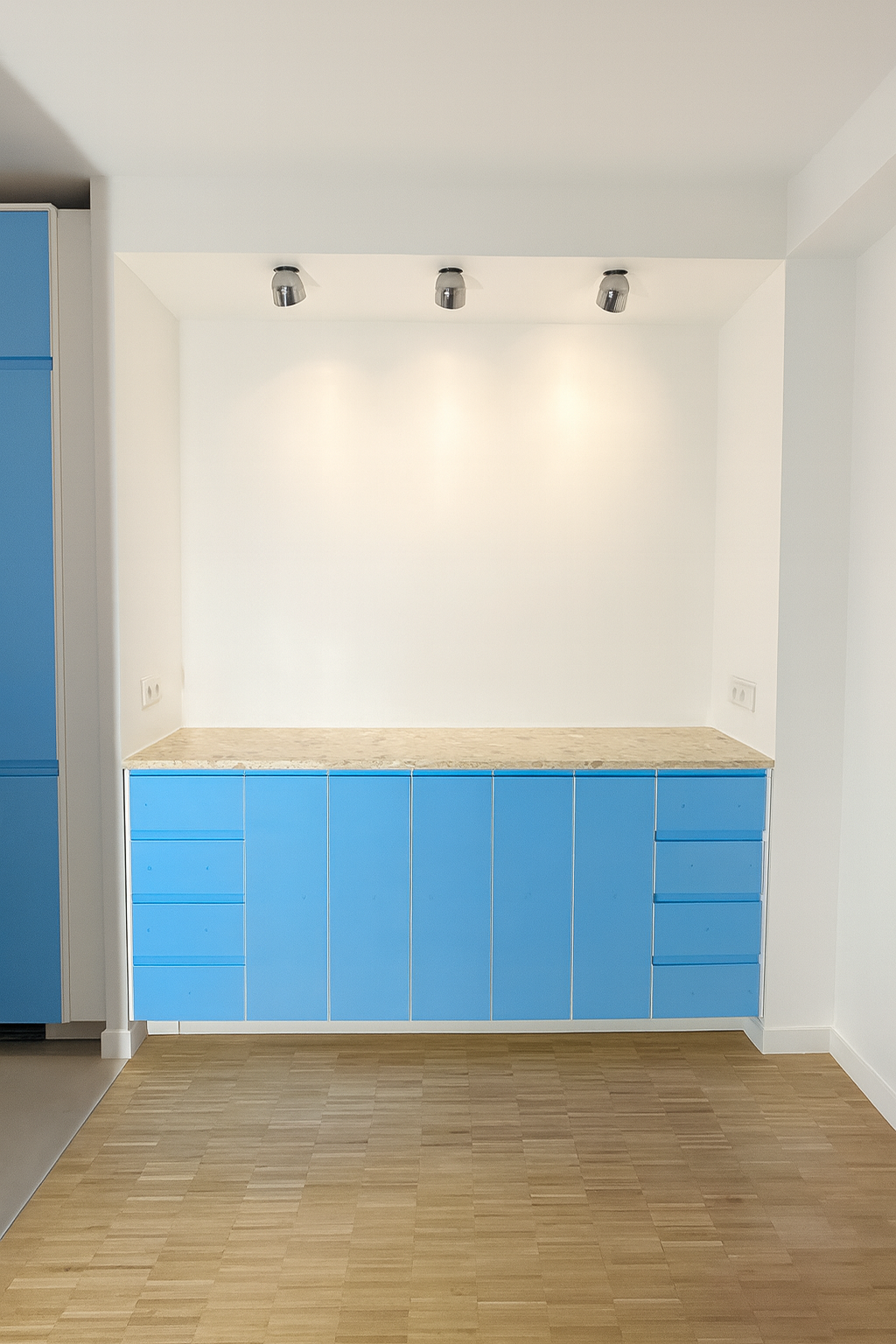 Buffet sur mesure bleu avec plan en marbre terrazzo et éclairage encastré – rénovation intérieure MAKRENO
