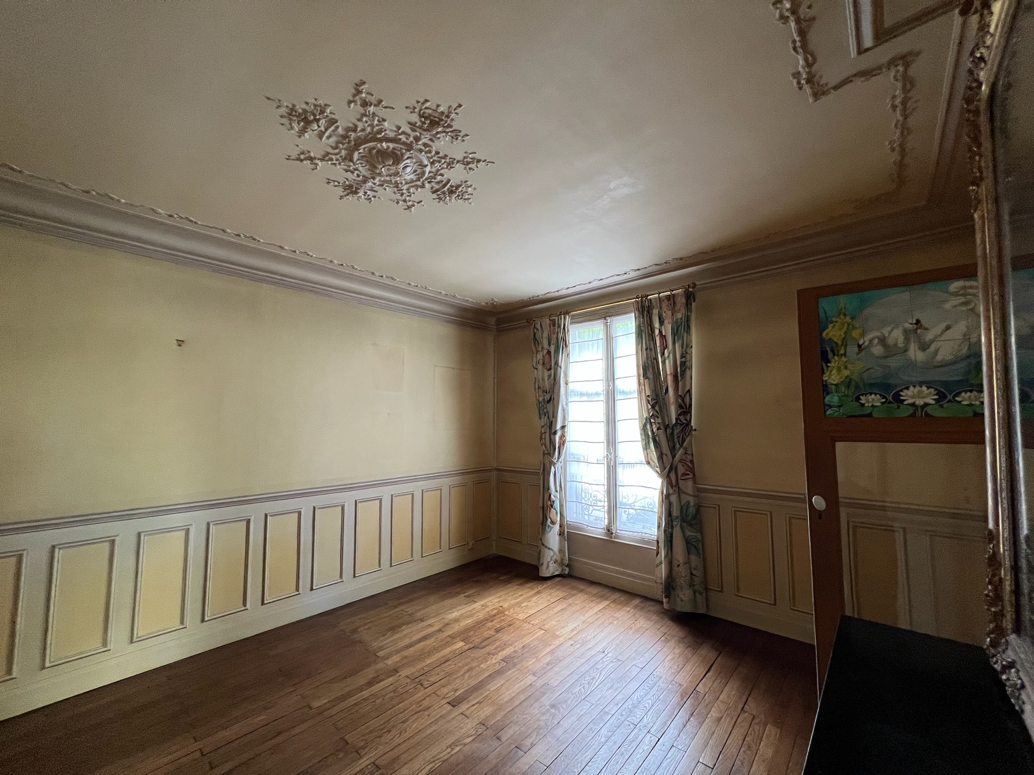 Salle à manger avant travaux d’enduit et de peinture dans une maison type château à Enghien-les-Bains – rénovation intérieure MAKRENO