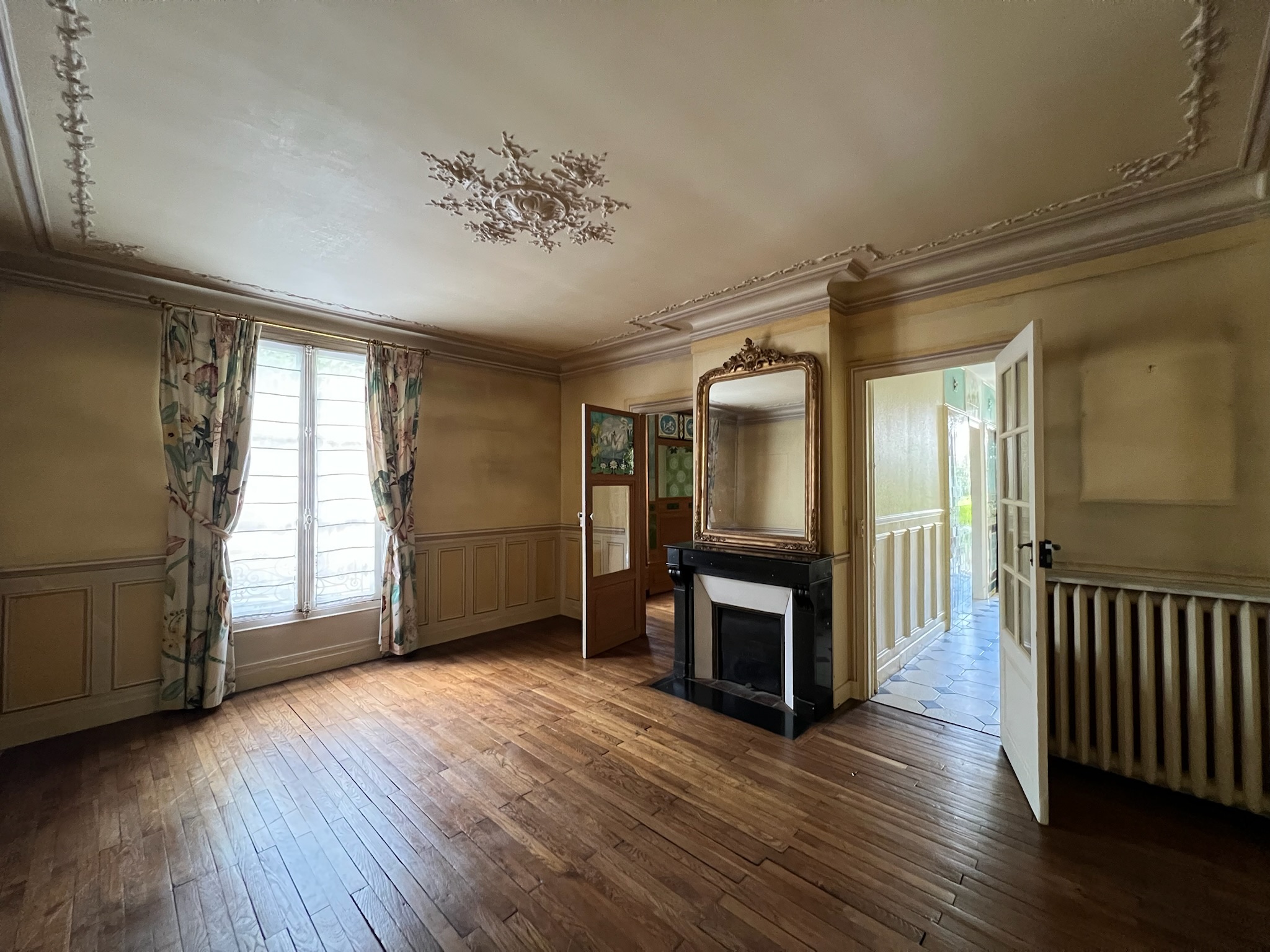 Salle à manger avant travaux de rénovation dans une maison de style château à Enghien-les-Bains – boiseries, moulures et cheminée d’époque à restaurer – MAKRENO