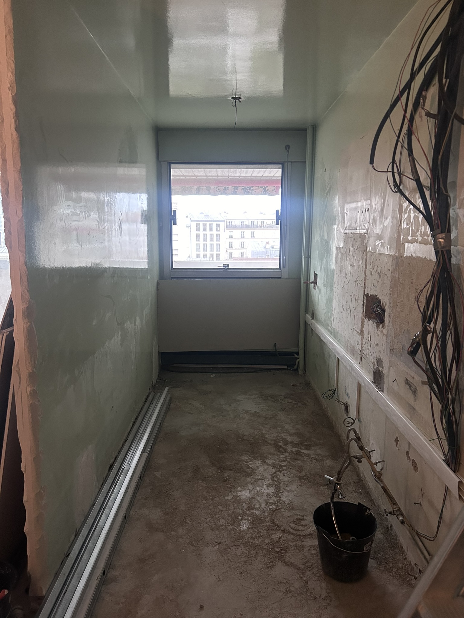 Doublage des murs, passage des gaines électriques et création des canalisations de plomberie à Paris – MAKRENO rénovation intérieure