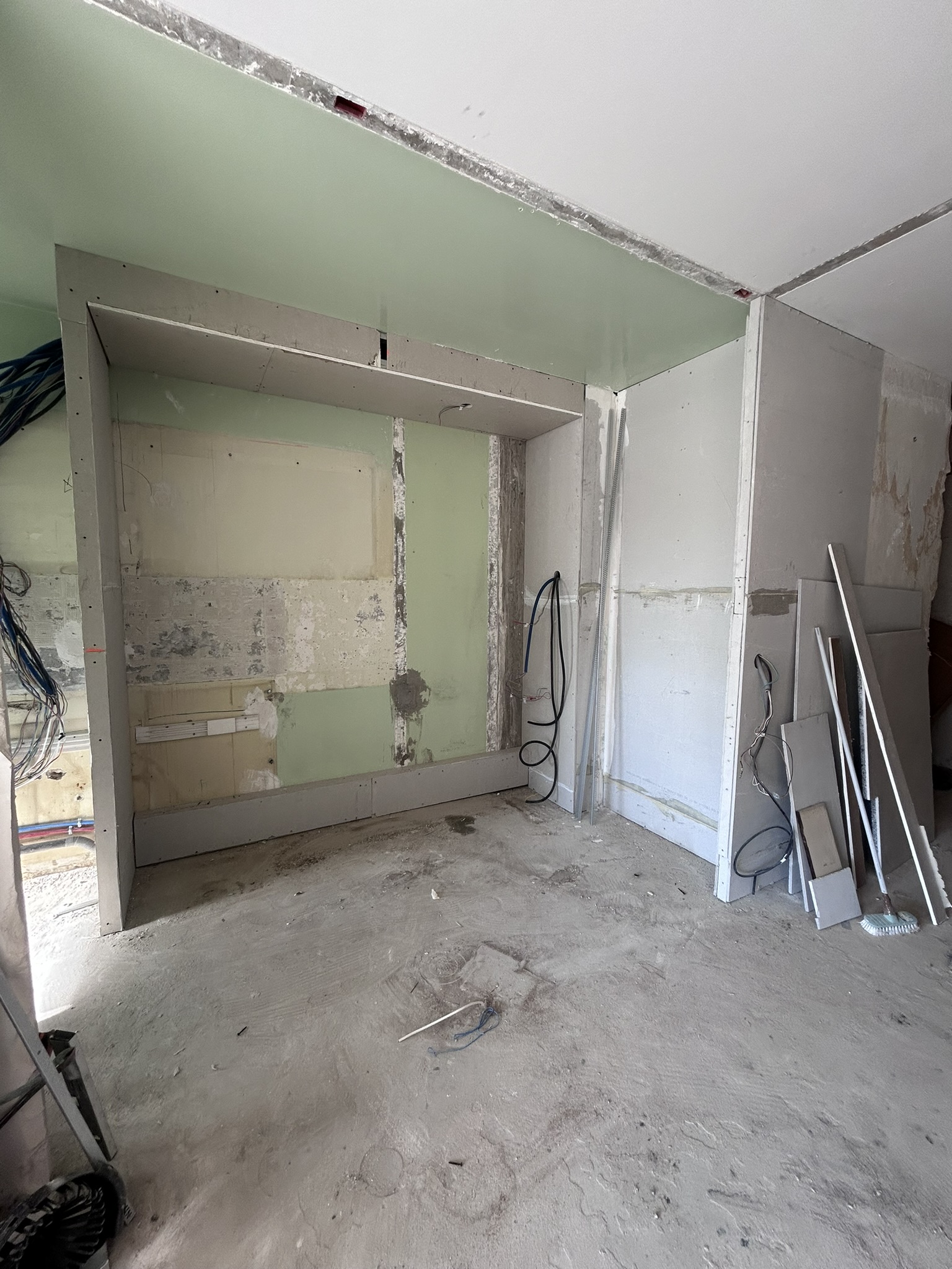 Pose d’une cloison en Fermacell à Paris – création de la structure pour la future cuisine et le buffet – MAKRENO rénovation intérieure