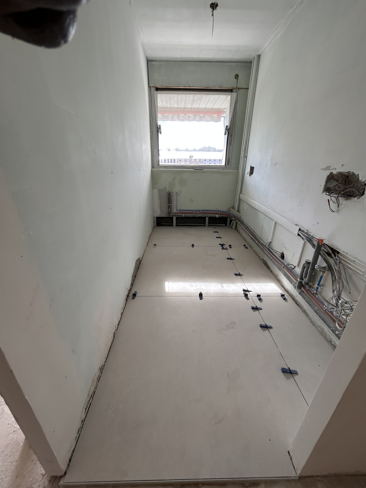 Pose du carrelage grand format Living Ceramics dans la cuisine à Paris – MAKRENO rénovation intérieure