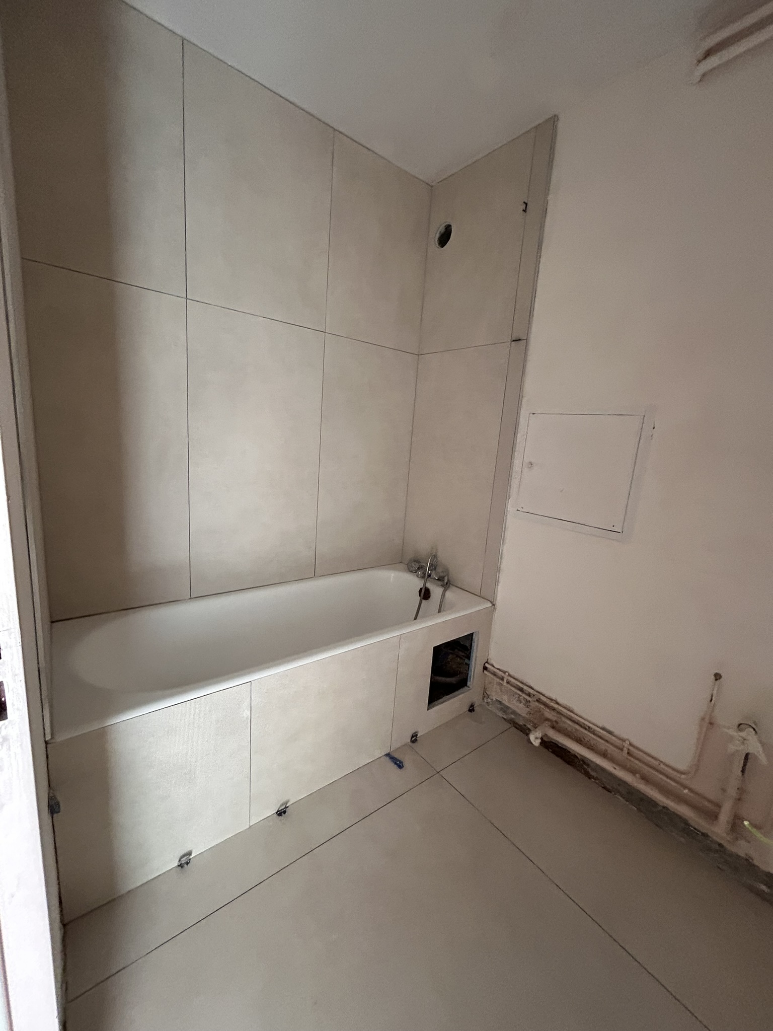 Pose du carrelage dans la salle de bain à Paris – rénovation complète par MAKRENO rénovation intérieure