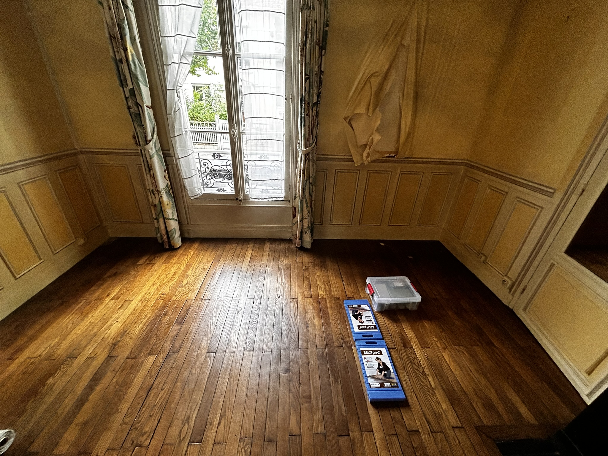 Pièce avant travaux d’enduit et de peinture dans une maison type château à Enghien-les-Bains – rénovation intérieure MAKRENO