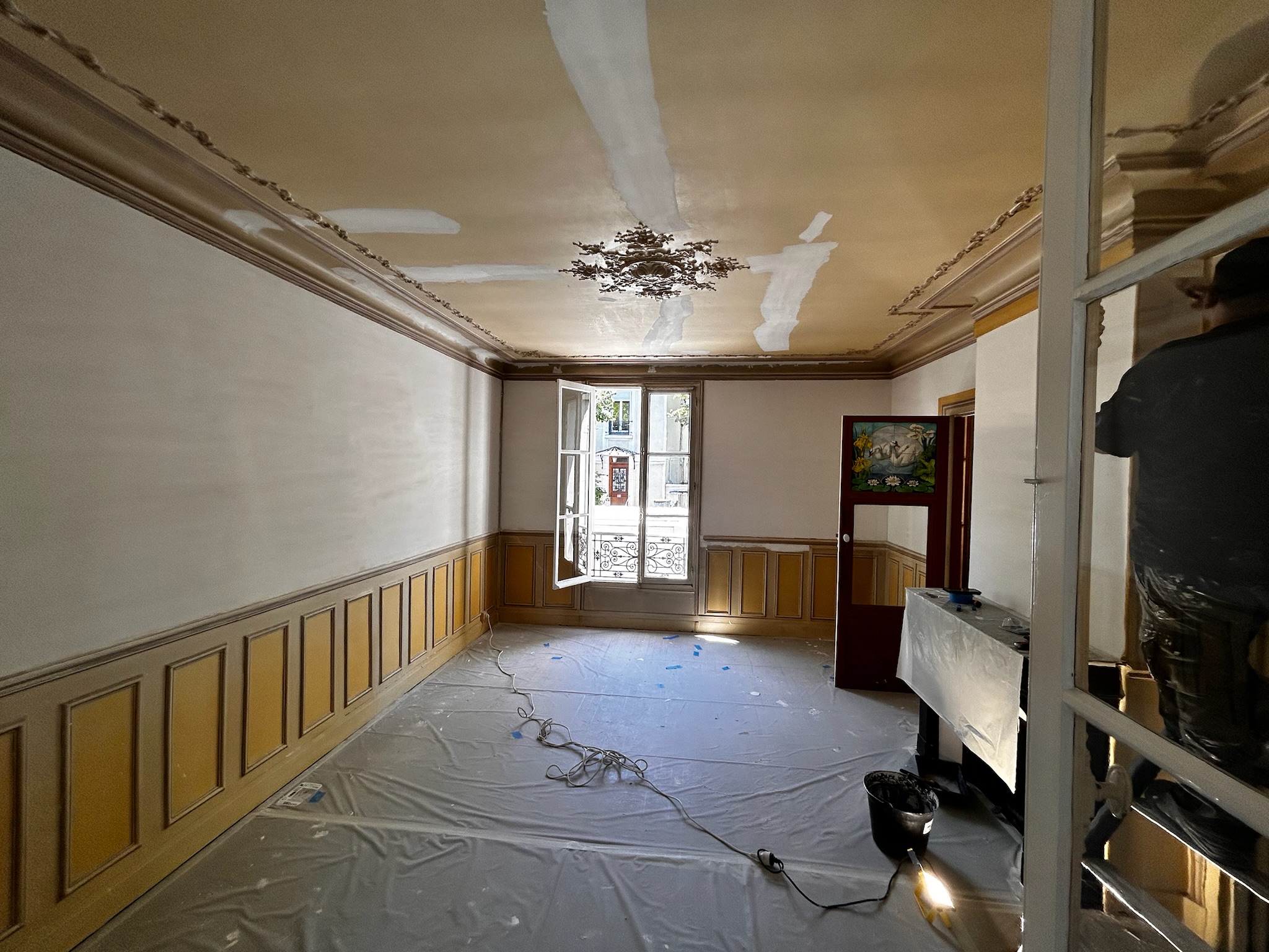 Travaux d’enduit dans une salle à manger de maison type château à Enghien-les-Bains – reprise des murs et plafonds décoratifs par MAKRENO