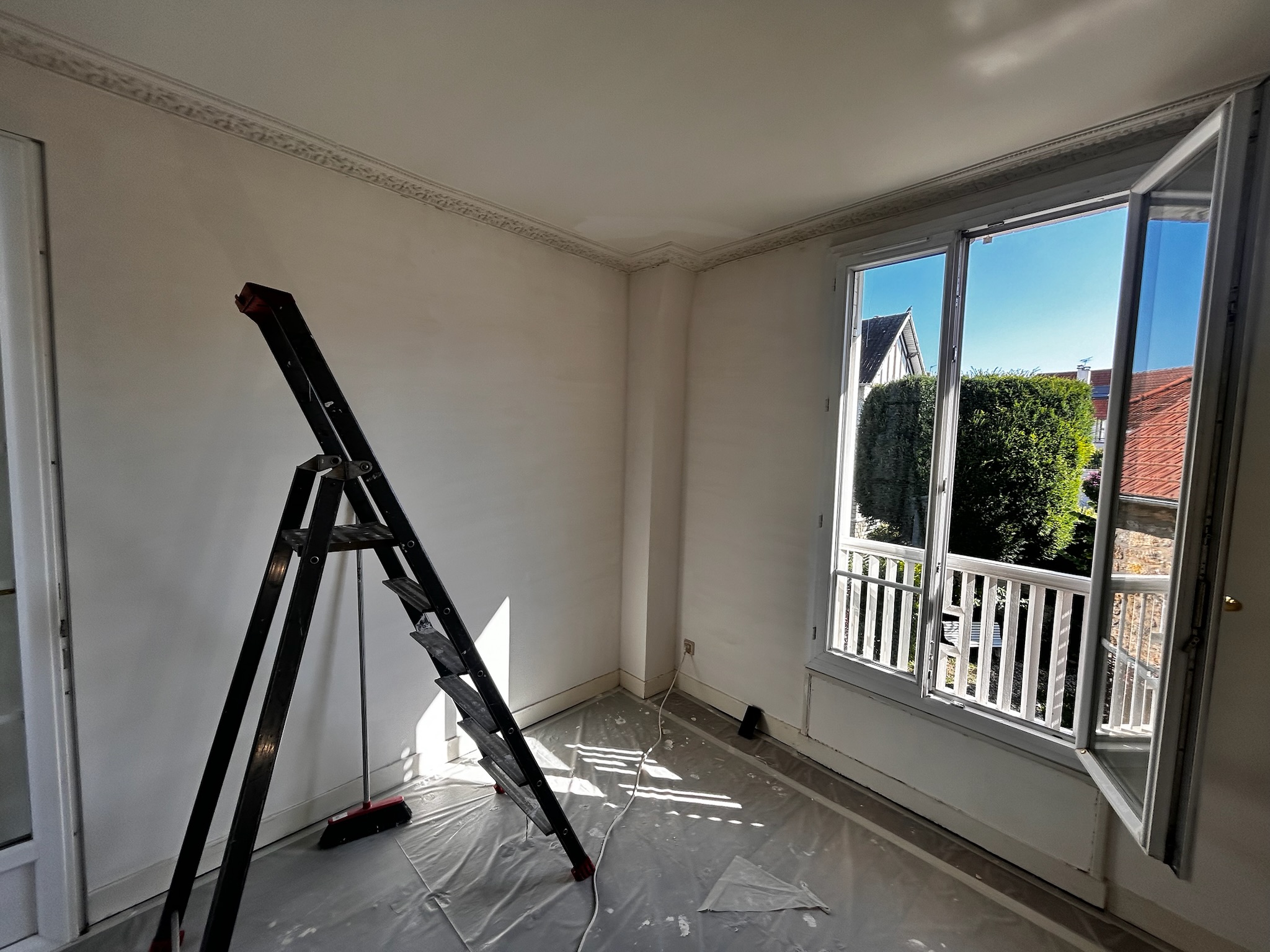 Dans le cadre du projet Enghien-les-Bains – Maison type château, les finitions de peinture ont été réalisées avec des produits haut de gamme de la marque Libéron, collection 163 Faubourg.
Les teintes sélectionnées ont été choisies pour respecter le caractère noble et raffiné de la demeure :
Ivoire d’Orfèvre, pour les plafonds et moulures, apportant une luminosité douce et un aspect chaleureux.
Bleu Zingué, utilisé pour certaines pièces et éléments décoratifs, offrant une tonalité feutrée et contemporaine.
Vert Empire, appliqué sur des boiseries et panneaux muraux, rappelant les codes du classicisme chic français.
La finition velours de ces peintures contribue à une texture subtile et à une profondeur de teinte qui mettent en valeur les volumes et les détails architecturaux d’époque.
Ce choix illustre l’attention portée par MAKRENO à l’harmonie des matières et des couleurs dans le cadre d’une rénovation patrimoniale d’exception.