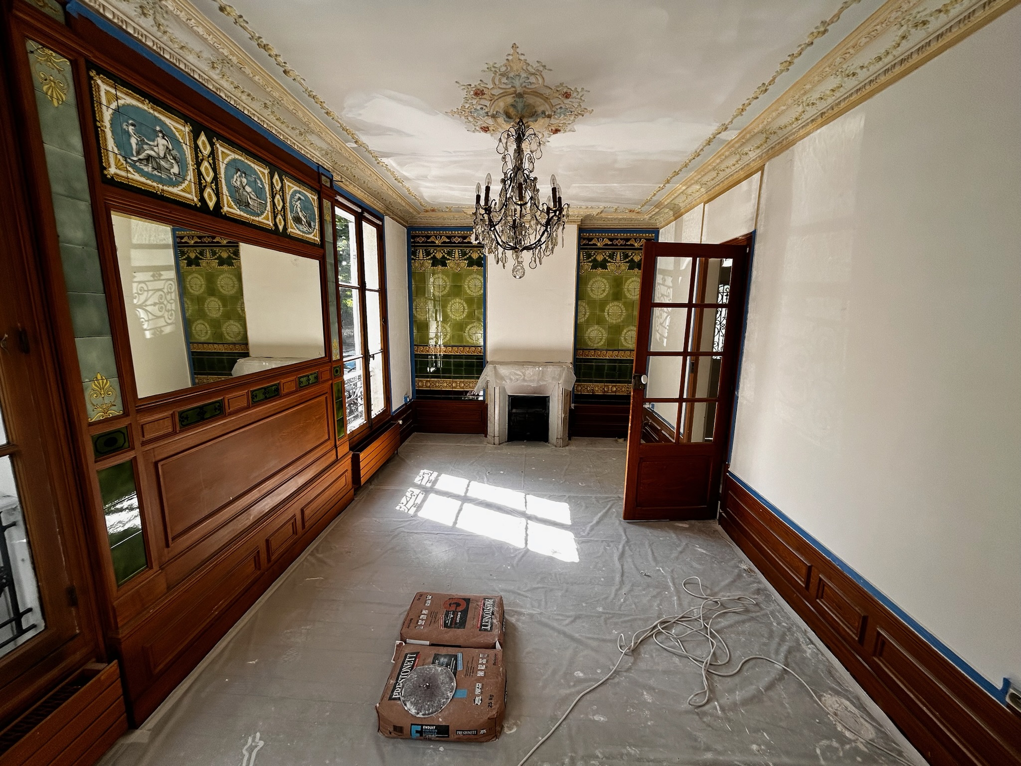 Travaux d’enduit dans le séjour d’une maison de style château à Enghien-les-Bains – préparation des murs avant mise en peinture par MAKRENO