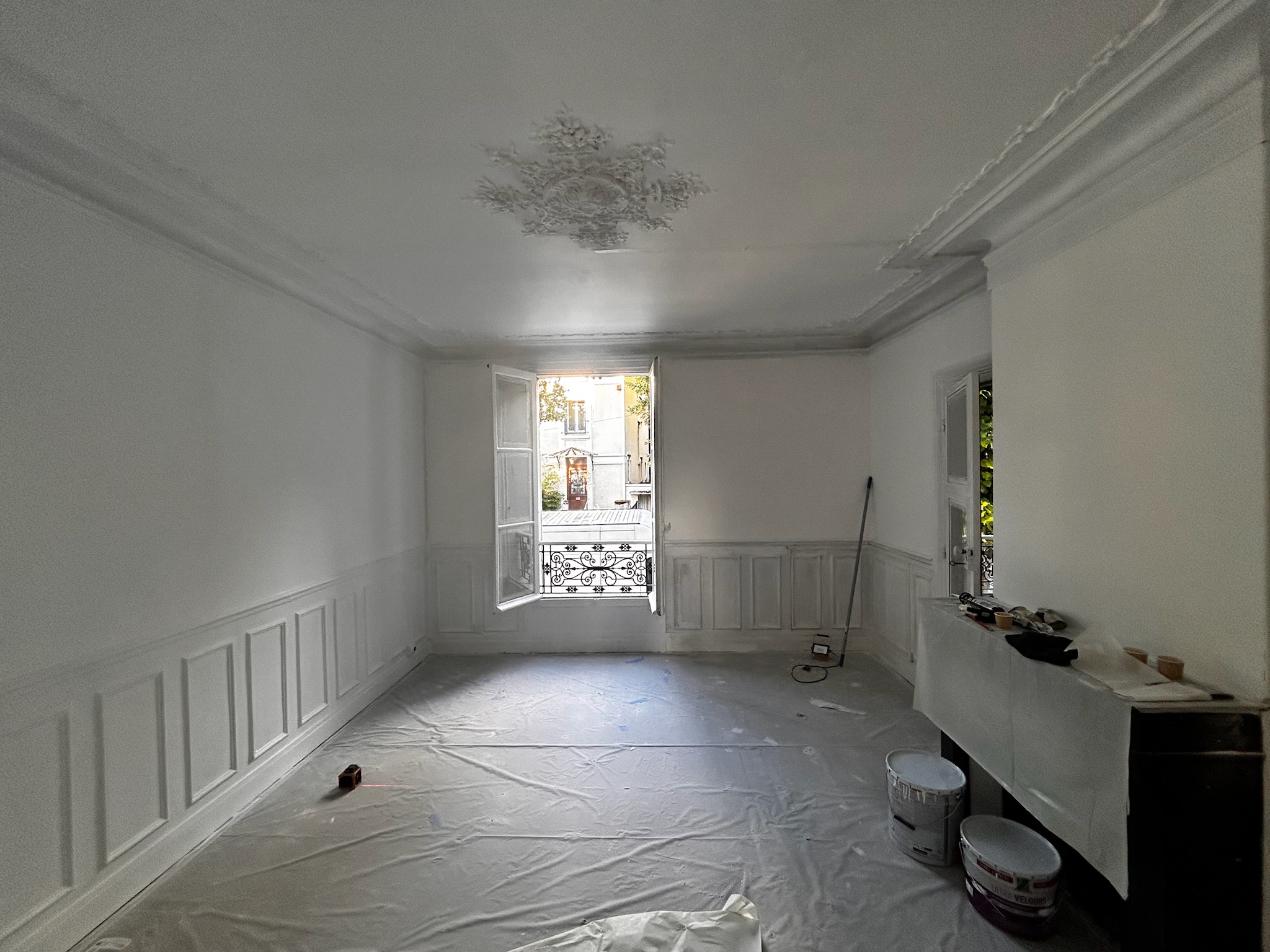 Application des premières couches de peinture dans une salle à manger de maison type château à Enghien-les-Bains – rénovation MAKRENO