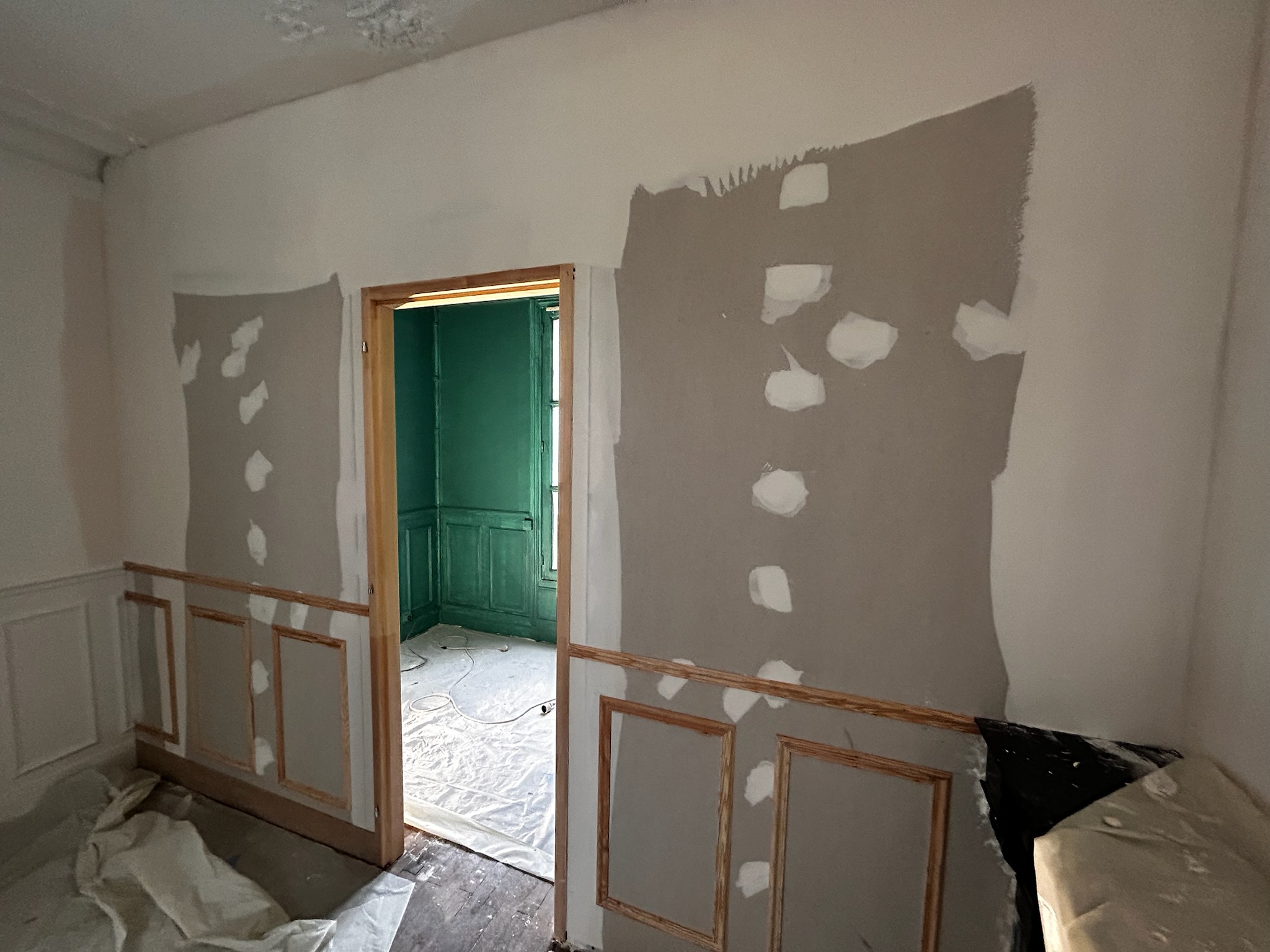 Création d’une cloison pour la formation d’un bureau dans une maison de style château à Enghien-les-Bains – travaux de plâtrerie MAKRENO