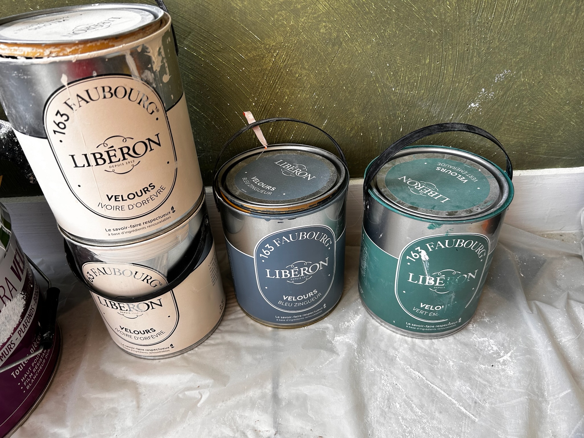 Pots de peinture Libéron 163 Faubourg utilisés pour la rénovation d’une maison de style château à Enghien-les-Bains – teintes Ivoire d’Orfèvre, Bleu Zingué et Vert Empire
