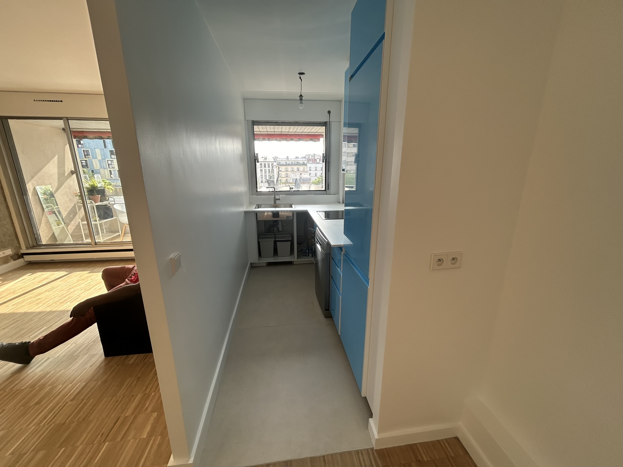 Montage de la cuisine sur mesure dans un appartement rénové à Paris – MAKRENO rénovation intérieure