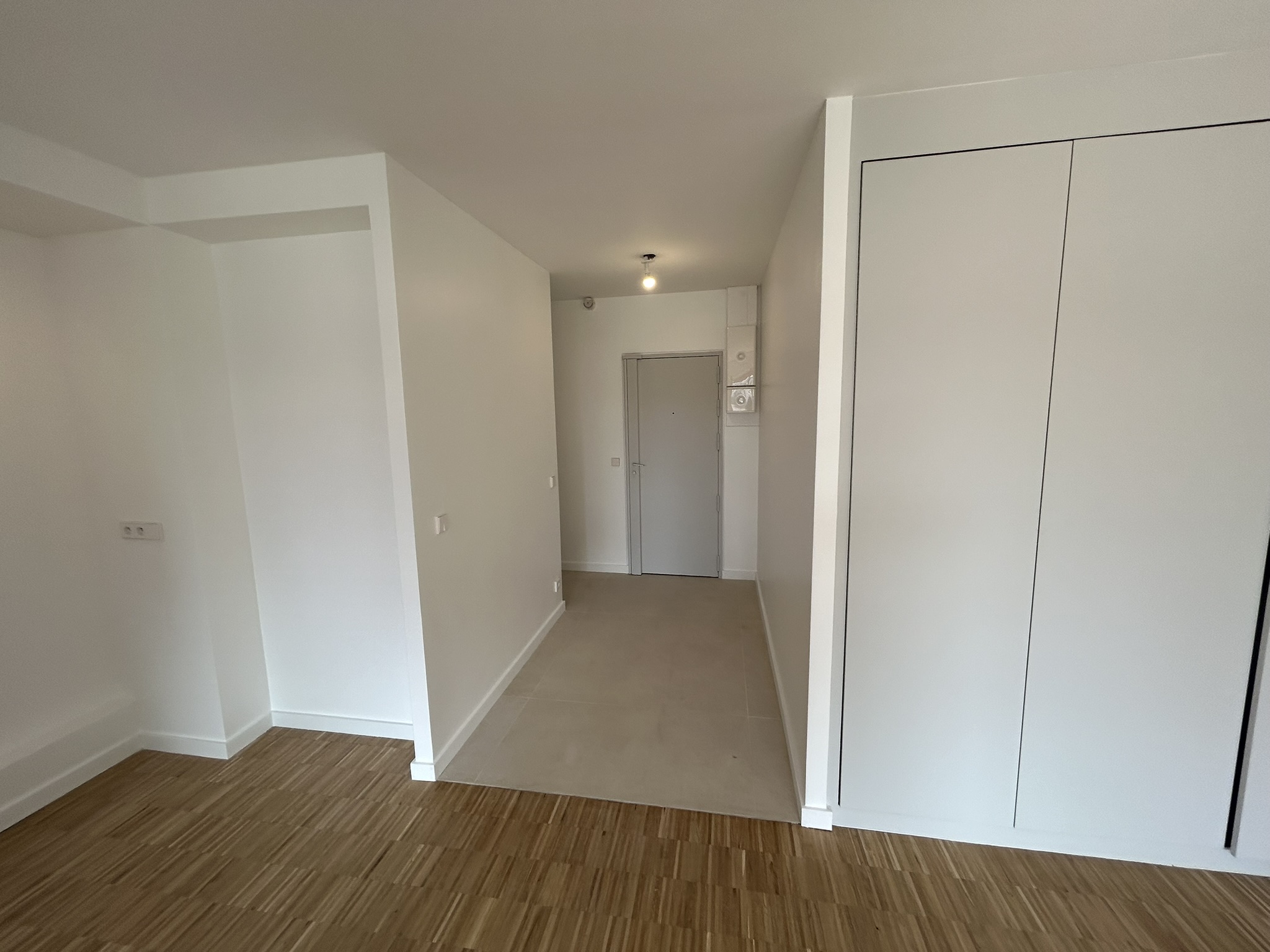 Entrée rénovée d’un appartement à Paris – MAKRENO rénovation intérieure