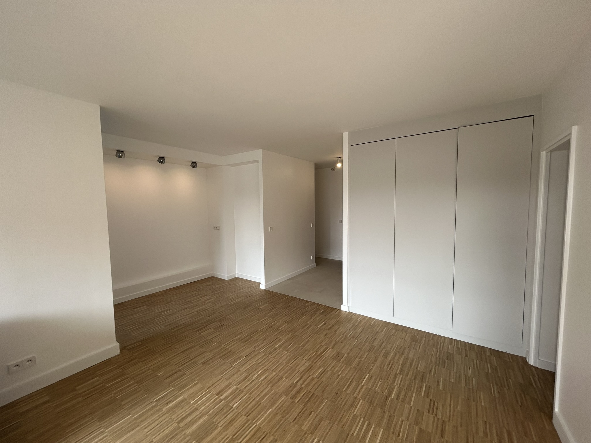 Peinture du salon dans un appartement rénové à Paris – MAKRENO rénovation intérieure