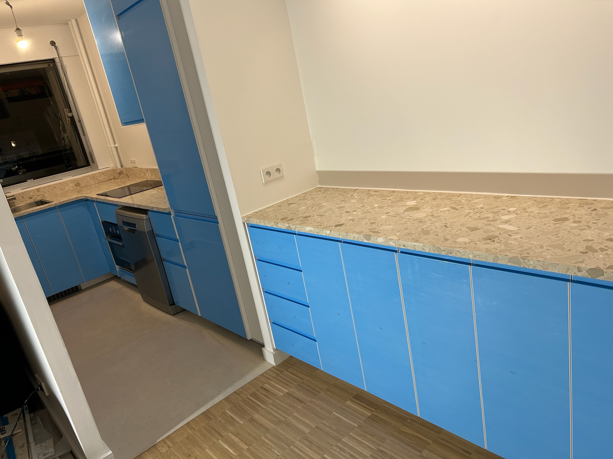 Pose du plan de travail et de la tablette en marbre sur buffet et cuisine sur mesure – Rénovation MAKRENO Paris