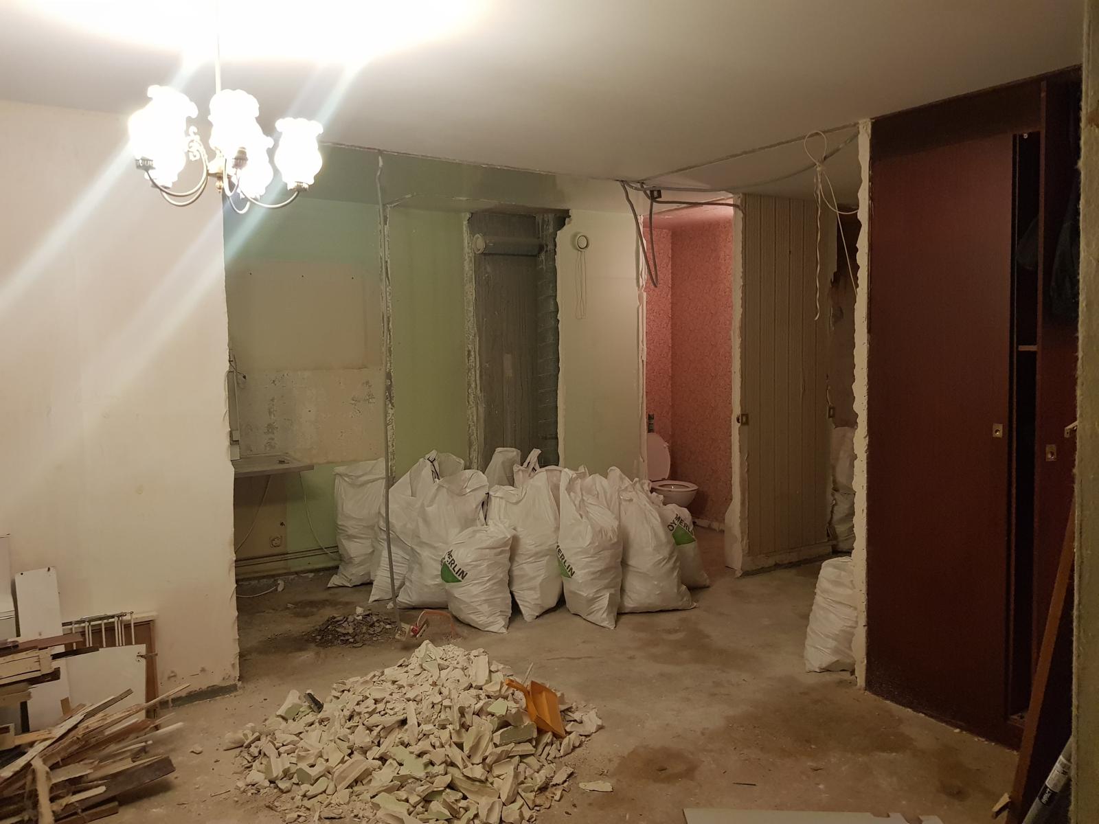 Travaux de démolition à Paris pour création d’une bibliothèque sur mesure – MAKRENO rénovation intérieure